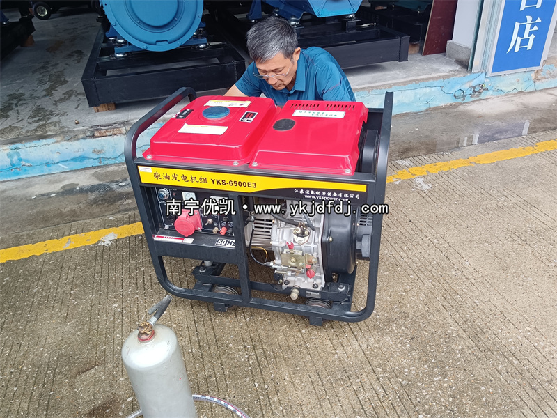 2024年5月19日，客戶到店自提一臺(tái)5KW等功率柴油發(fā)電機(jī)組